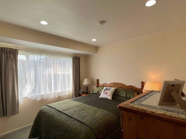 Peninsula perfect maintenance free close to Macleans College & beaches