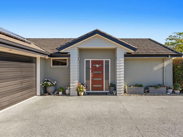 Peace, Privacy & Perfect Family Home on Woodstock!