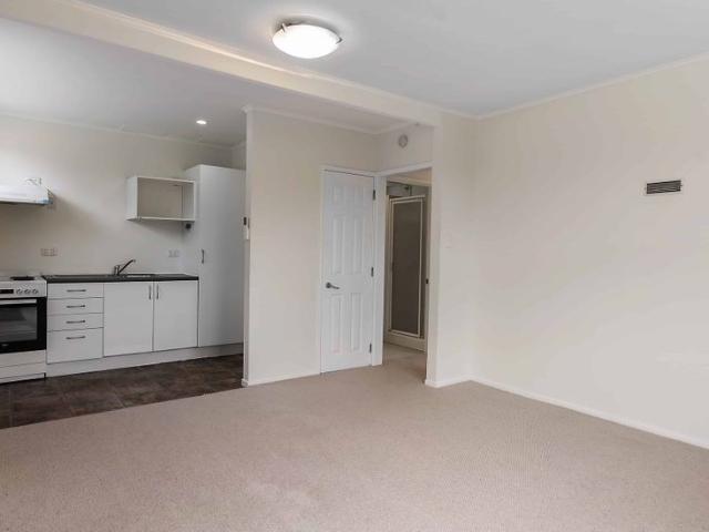 Peaceful unit with views over the water