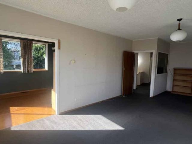 Peaceful gully views with great location in Chartwell!