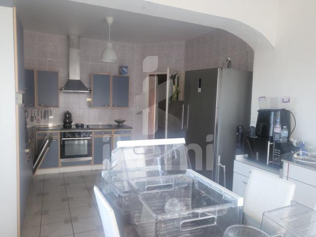 Péage de Roussillon: immense maison divisée en 2 appartements