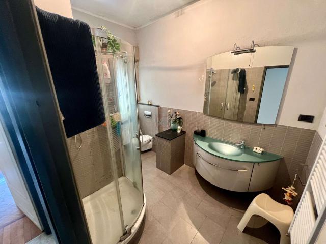 PEGLI Quartiere Giardino Appartamento ampi VANI 6 con balconata vivibile panoramica, omniconfort