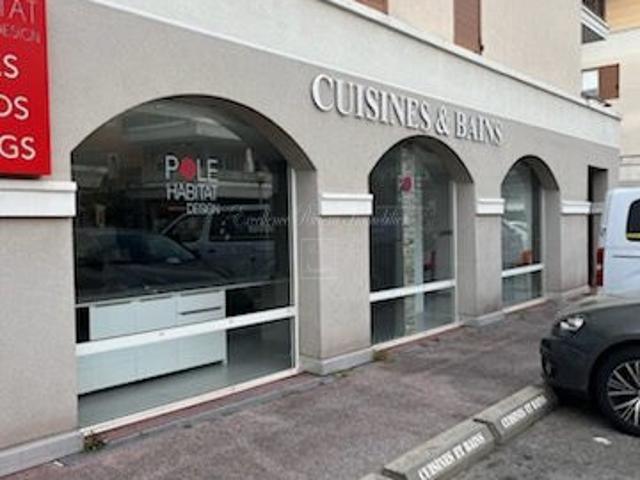 PEGOMAS AXE PASSANT PROCHE DU CENTRE LOCAL COMMERCIAL 85 M2 DIVISIBLE