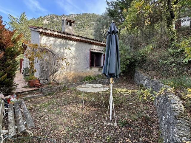 Peille maison de plein pied sur 4000 m2 de terrain dépendance