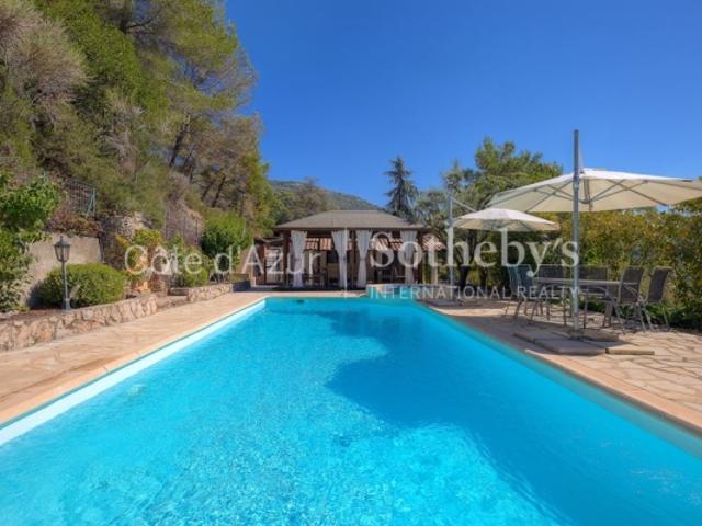 Peille, proche Monaco, dans un domaine privé, villa de plain pied avec piscine en pleine nature