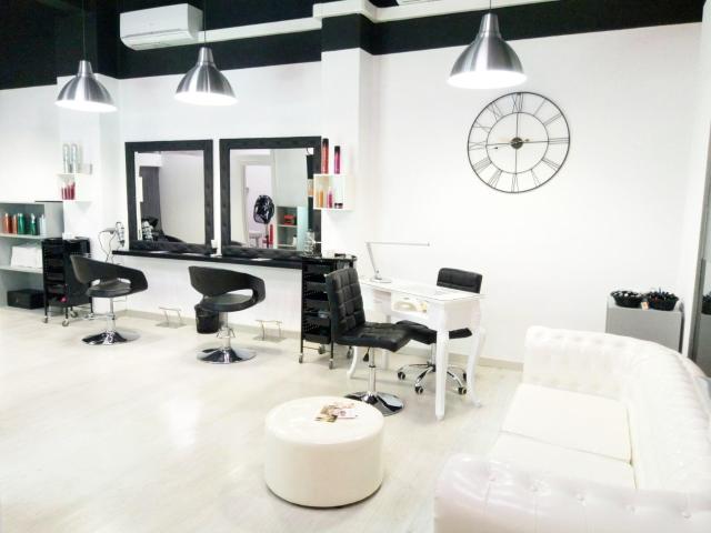 Peluquería en alquiler en Valencia. Totalmente equipada. Lista para empezar a trabajar