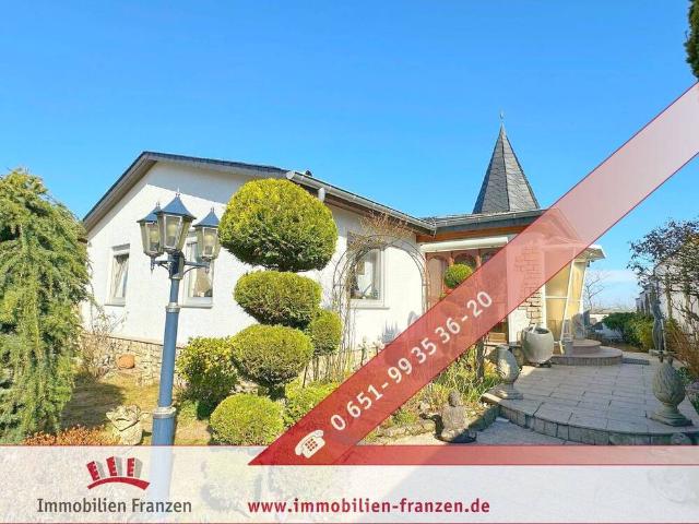 Pellingen: Freistehendes Einfamilienhaus mit Garten, Terrasse & Garage in ruhiger Lage