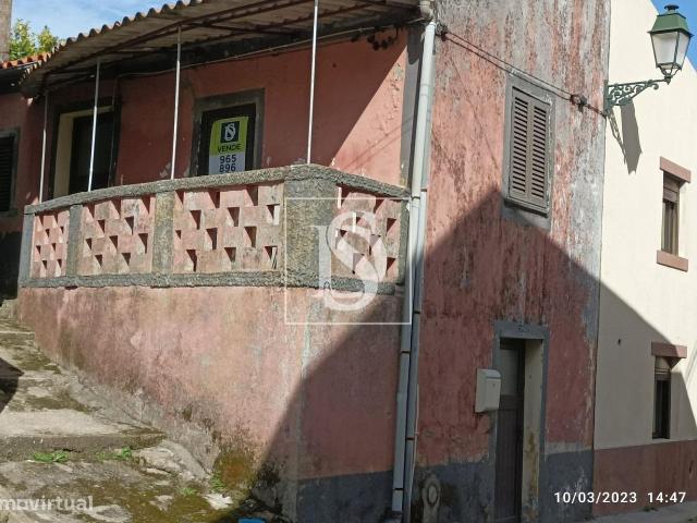 Pequeno Edifcio T2 em Caria