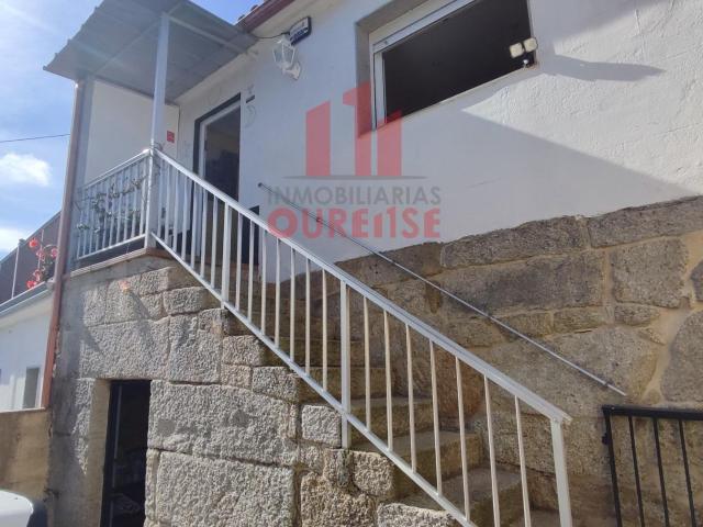 PEQUEÑA CASA ADOSADA CON PATIO Y DOS PARCELAS DE TERRENO EN UN PUEBLO DE PADERNE DE ALLARIZ