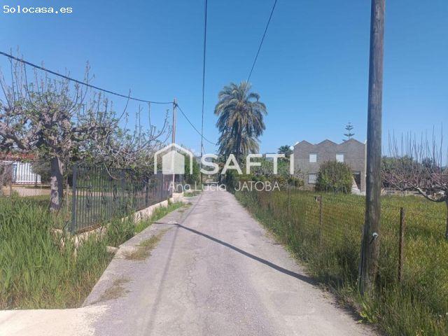 Pequeña casa con terreno rústico y acequia de riego
