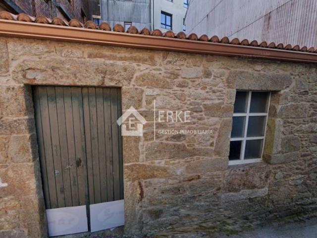 PEQUEÑA CASA DE PIEDRA EN CÉE