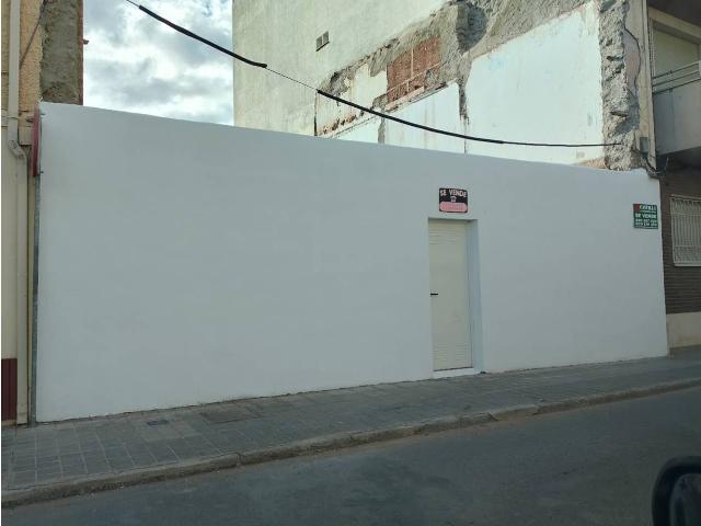 Pequeño solar en el mismo centro en una vía principal