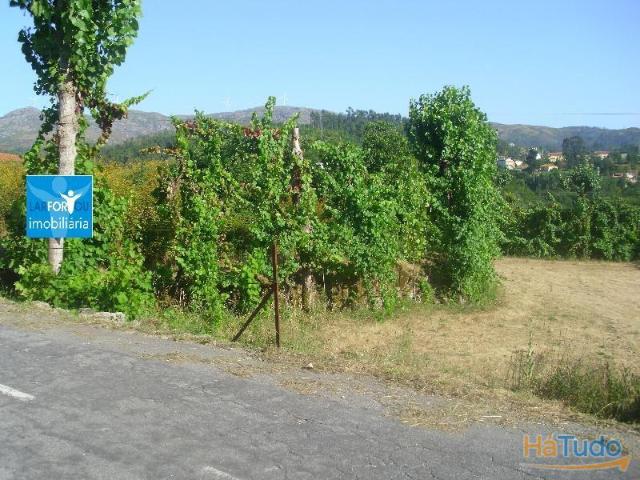 Perto da Barragem da Caniçada, com area de aproximadamente 2200m2. | 26083709200