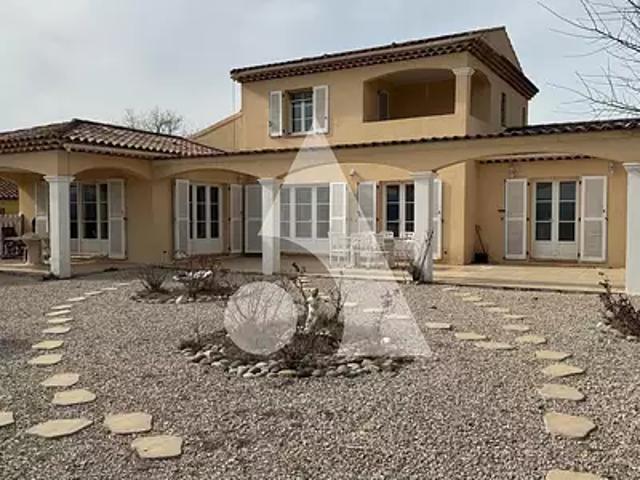 Pertuis 84120 Achat / Vente maison 6 pièces t6 au dernier étage piscine