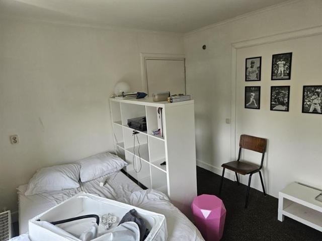 Per 1 september beschikbaar: ruime kamer met eigen