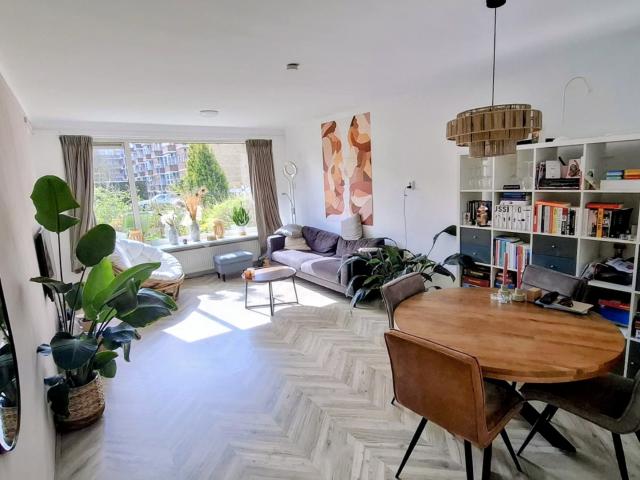 Per direct kamer in appartement beschikbaar