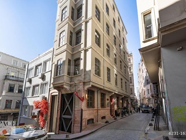PERA'DA TARİHİ DOKUYA SAHİP SATILIK BUTİK OTEL