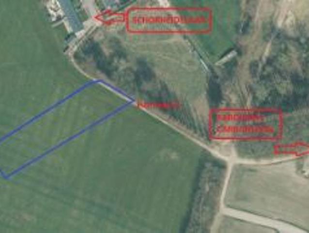 Perceel landbouwgrond deels gelegen in woongebied
