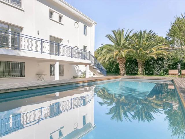 Arcachon Pereire — Villa 285 m² entièrement rénovée en 2022, ascenseur, piscine chauffée
