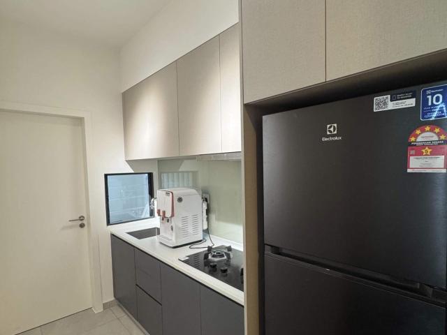 Perfect Master Room for Working Adults – Just Bring Luggage!