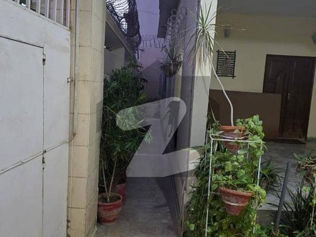Perfect Near to Park 400 Square Yards House In Gulistan e Jauhar For sale