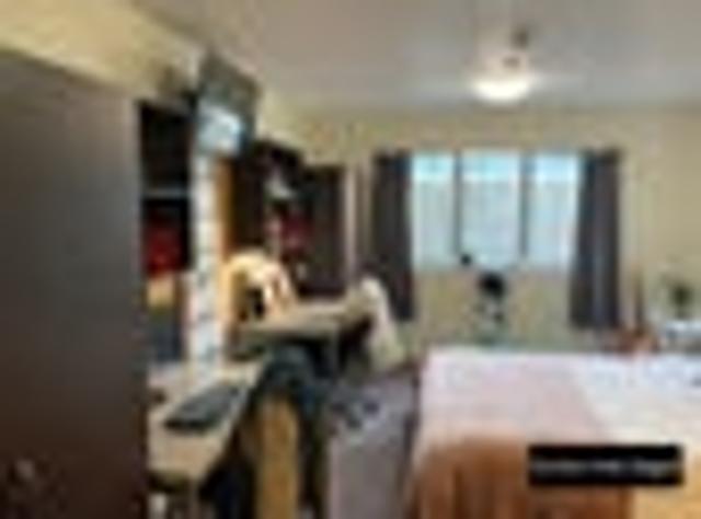 PERFECT BOLT HOLE OR UNIVERSITY ACCOMODATION