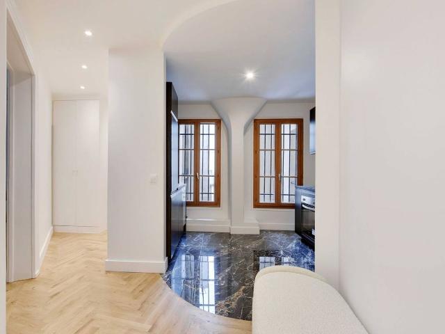 Perfect & charming flat conveniently located in the 8th, Paris Amsterdam Apartments for Rent