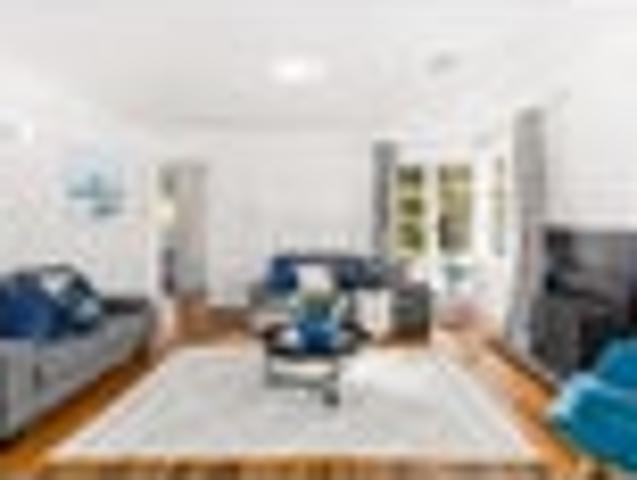 Perfect First Home in Popular Parkway!
