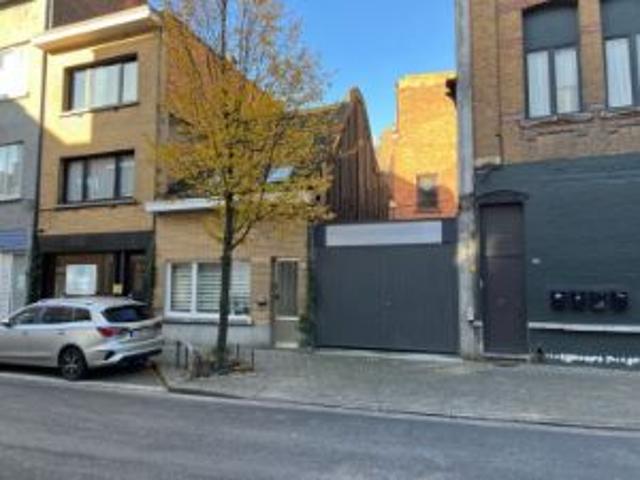 Perfect gelegen woning en bouwgrond met tal van mogelijkh.