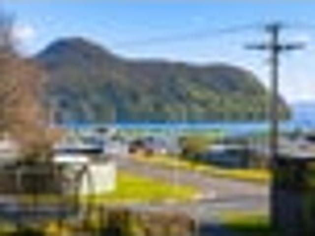 Perfect kiwi bach with Lake Taupo views