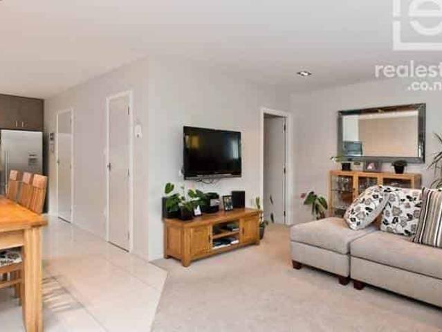 PERFECT LOCATION IN BUCKLANDS BEACH