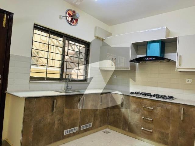 Perfect Prime Location 10 Marla House In Askari 3 For sale Askari 3