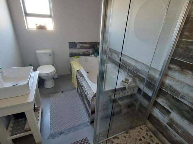 Perfect 3 bedroom family home located close to the Golden Mile Beach