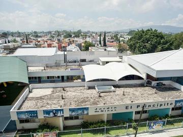 Perfecto centro educativo o desarrollo de vivienda, a 1/2 cuadra de Av. Patria, 2,196 M2 terreno