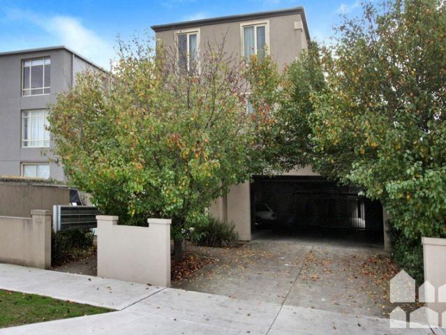 Perfectly Positioned Duplex with Fresh New Carpets