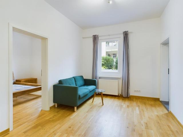 Perfekte Stadtlage: Renovierte teilmobilierte 2 Zimmer Wohnung in der Olgastraße