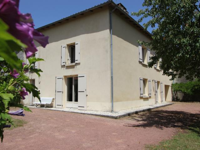 PERIGNE 23 KM DE NIORT MAISON 4 CHAMBRES 2 GARAGES SUR TERRA