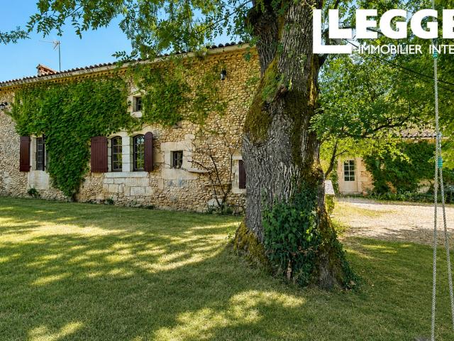 Périgord blanc Vallereuil Neuvic sur l'isle Magnifique propriété avec 2 gîtes, 1 grange, 1 four à pain