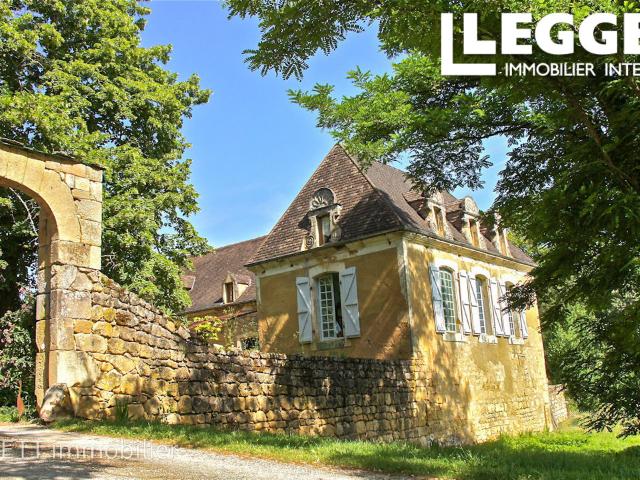 PERIGORD NOIR Magnifique ferme auberge et gite, 10 chambres sur 18ha isolée – idéal projet touristique