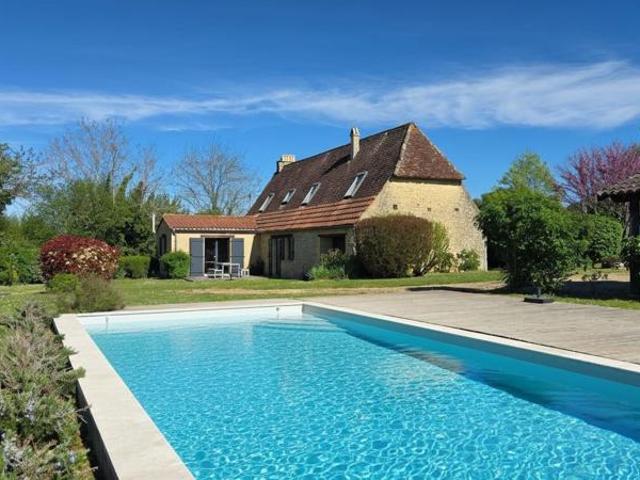 Périgord noir: maison pleine de charme avec piscine et jardin