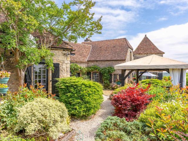 PERIGORD NOIR, AUTHENTIQUE MAISON DE VILLAGE AVEC JARDIN