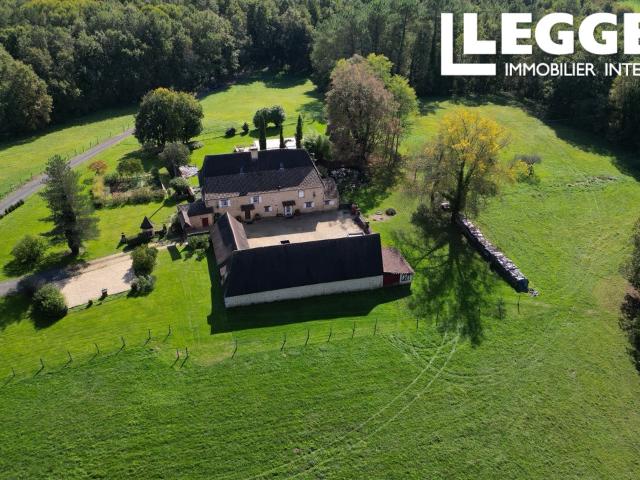 Périgord Noir – Propriété de caractère authentique sur près de 14 ha en position dominante, sans nuisance