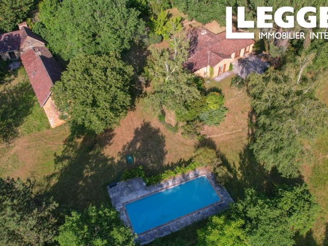 Perigord Noir Superbe propriété de 2 maisons et dépendance, piscine, 1,8 ha de prairie et bois