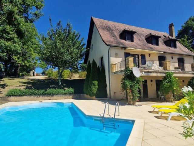 Perigordine avec piscine et magnifique vue sur la Vallée