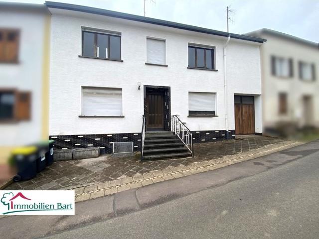 PLATZ FÜR DIE FAMILIE: GROßES WOHNHAUS MIT GARAGE UND STELLPLÄTZEN