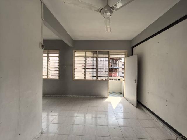 Perling jalan camar flat low cost level 3 good condition for sale