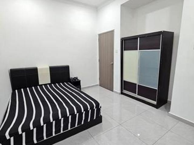 Perling Tampoi Larkin Near CIQ Jalan Permata 41 bed 3 bath