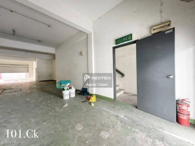 Permas jaya百万镇旺区【面向大路】一层半排厂出售 适合做汽车业/warehouse/投资           古来世华肉骨茶