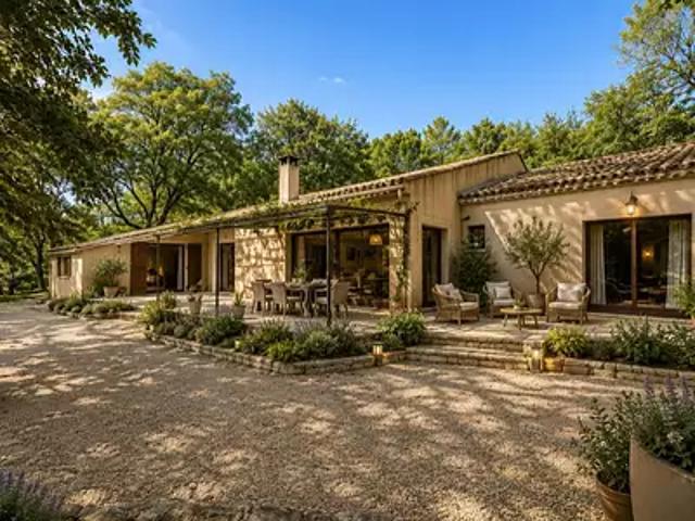 Pernes les Fontaines 84210 Achat / Vente maison 7 pièces t7 au dernier étage piscine