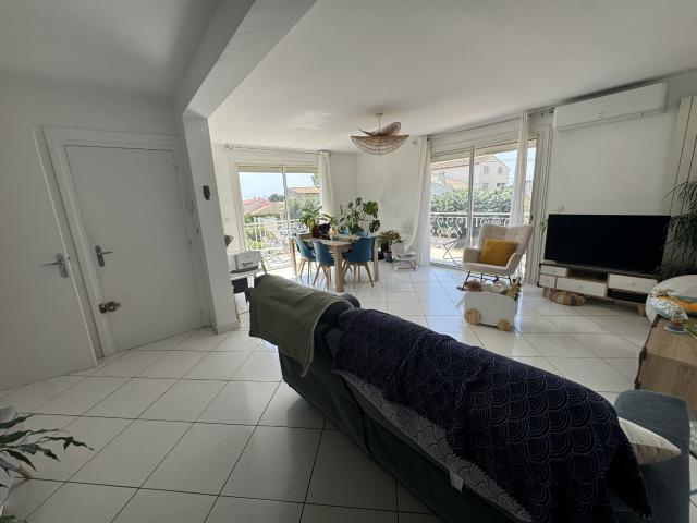 PEROLS Appartement F4, de 80m2 avec jardin privé, et 25m2 de terrasse au calme